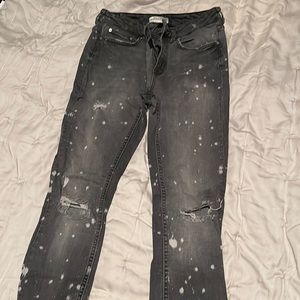 Zara brand, Women’s US size 6. Distressed stretch gray skinny jeans.